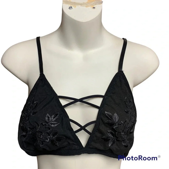 True black embroidered cups XL bra simple clasp and adjustable straps - Picture 1 of 8